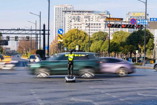 机器人交警“上岗” 平安产险浙江分公司来护航